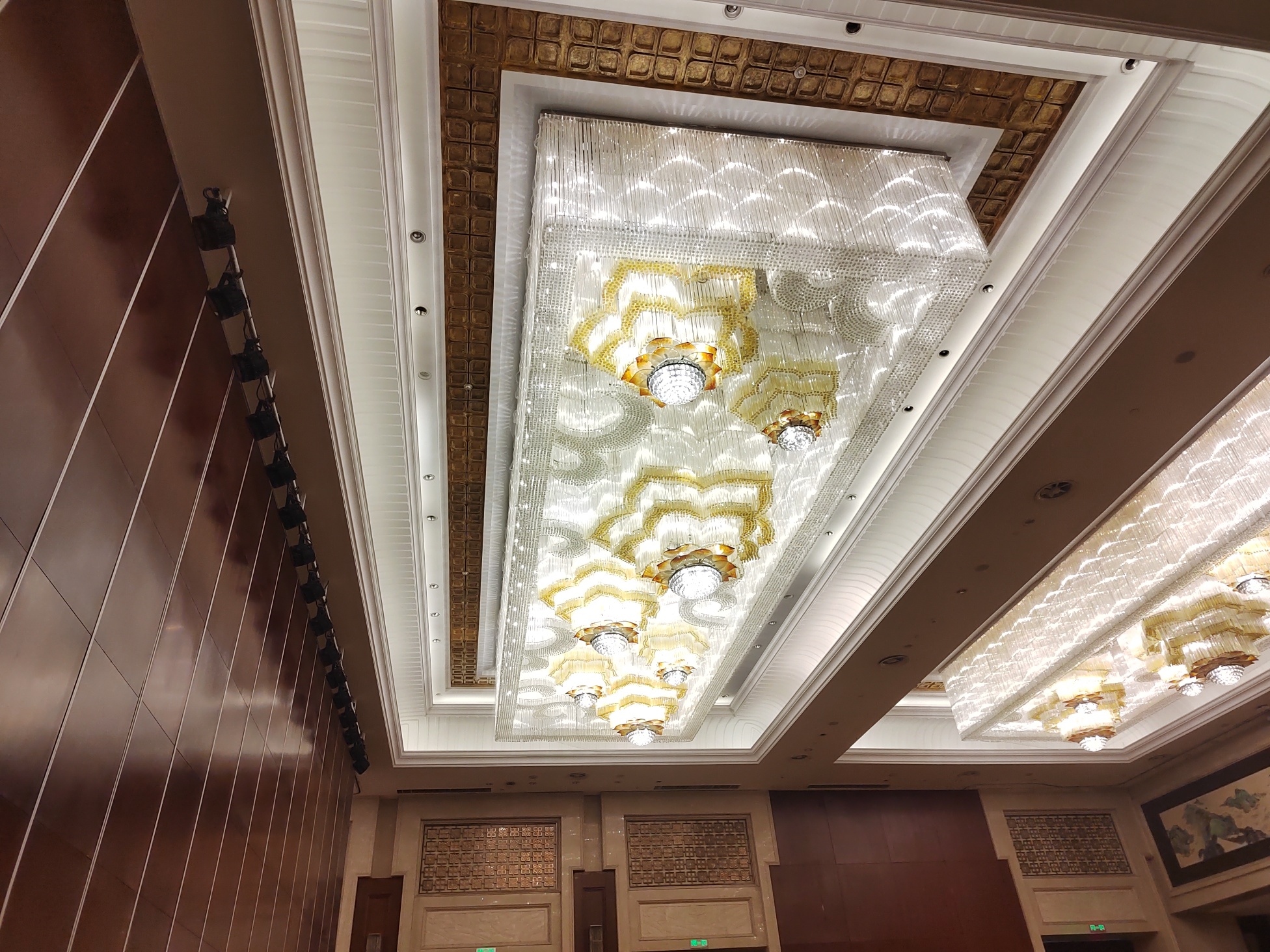 挑战江苏镇江国际酒店大型水晶灯清洗任务·圆满完工