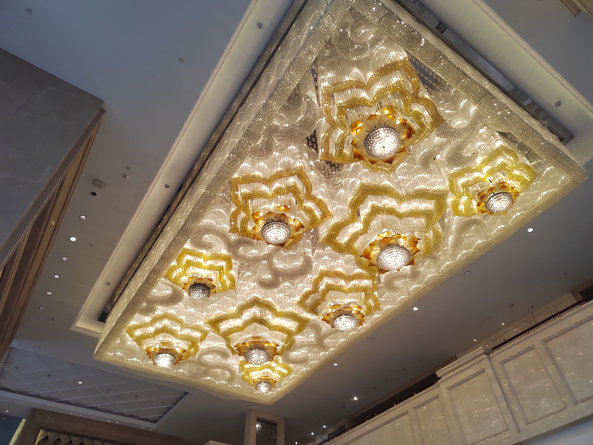 挑战江苏镇江国际酒店大型水晶灯清洗任务·圆满完工