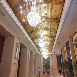 挑战江苏镇江国际酒店大型水晶灯清洗任务·圆满完工