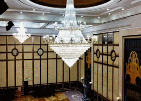 长沙圣爵菲斯大酒店宴会厅15盏水晶灯是由湖南家美保洁服务有限公司清洗
