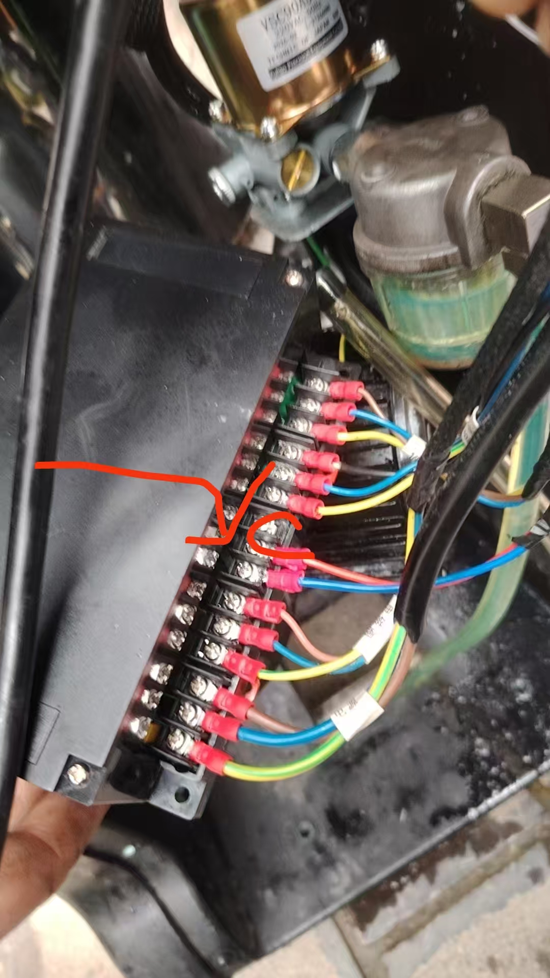 设备用的好好的突然之间加热单元短路跳闸怎么回事？